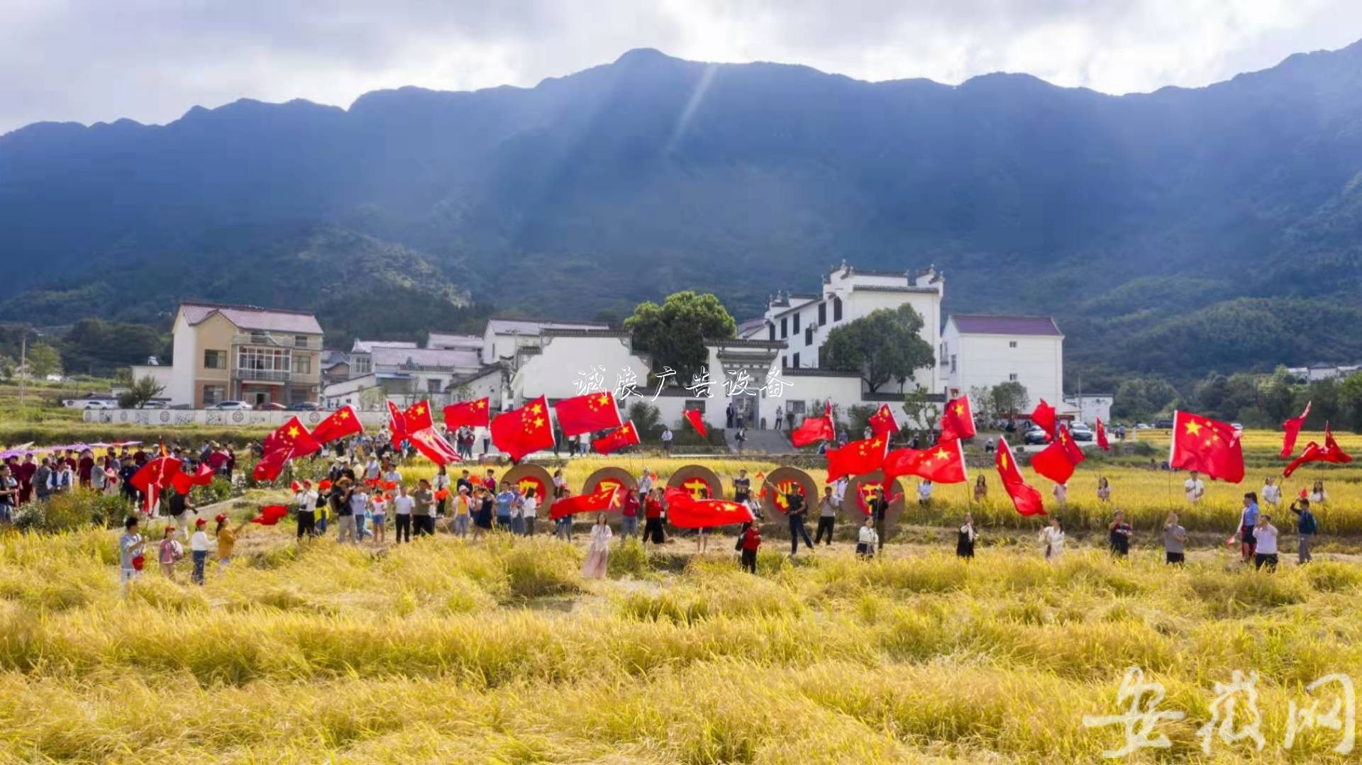 石台农民欢庆“中国学校宣传栏农民丰收节” （组图）