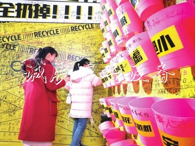 图说成都：社区惊现超太阳能垃圾桶大“垃圾箱” 专收负能量