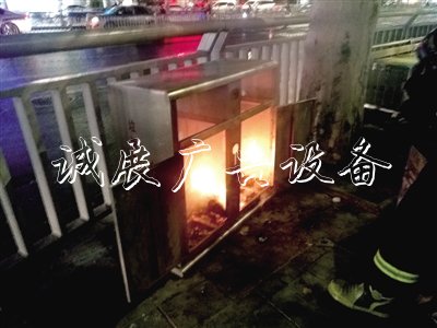 郑州一男子随手把烟垃圾收集亭头扔到垃圾箱 引起大火