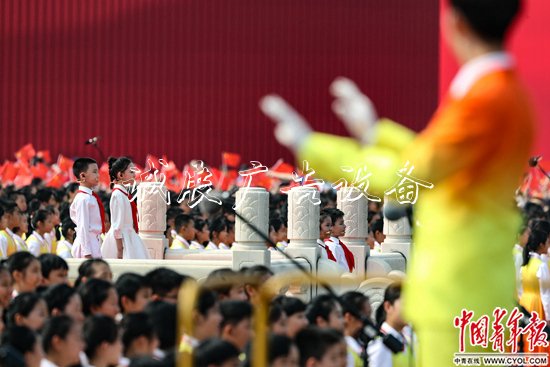 10月1日，北京天安门广场，庆祝中华人民共和国成立70周年大会上，合唱团唱响《今天是你的生日》。中国青年报·中国青年网记者 李隽辉/摄