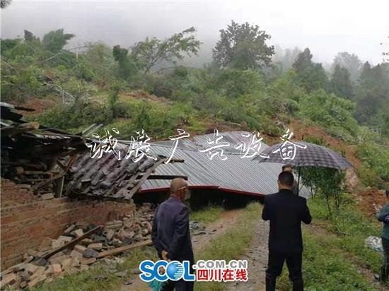 巴中一山体滑坡致宣传栏厂家3户农房被埋 无人员伤亡