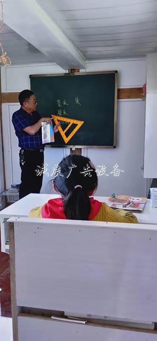 贵州教师为山里残疾女社区宣传栏童自费建“一人校舍”：