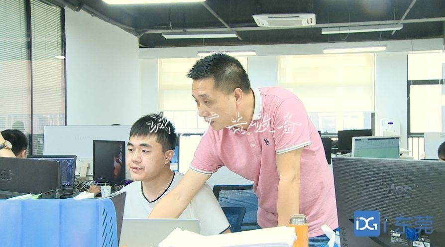 黄长平：我愿变身路路灯灯箱牌，为他人指向希望 |金商