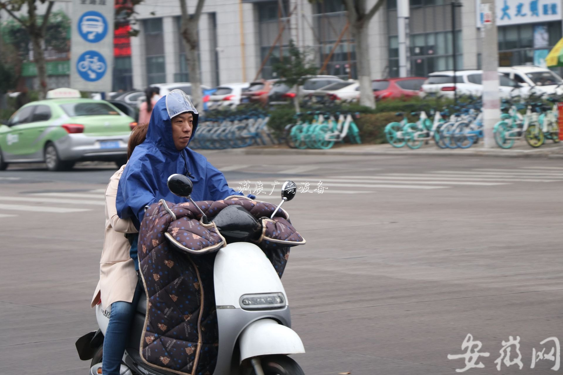 寒露迎小雨学校宣传栏 合肥秋意浓