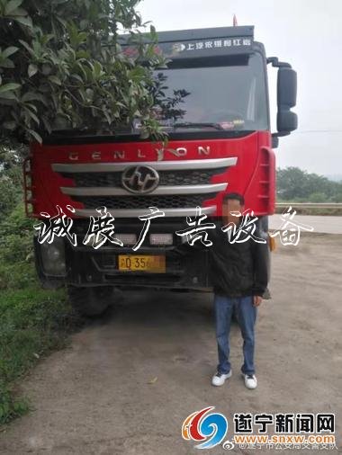 货车套牌上路 交警党建宣传栏路边设卡将其逮个现形