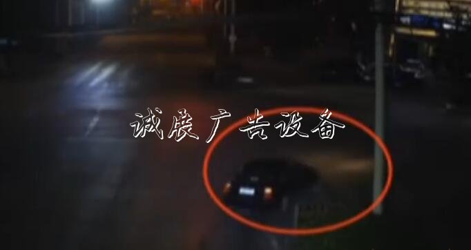 醉酒挪车断片忘地 大胆指路牌灯箱男子报警求助:来帮我找找