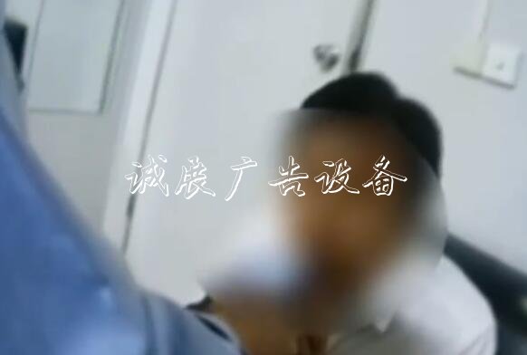 醉酒挪车断片忘地 大胆指路牌灯箱男子报警求助:来帮我找找
