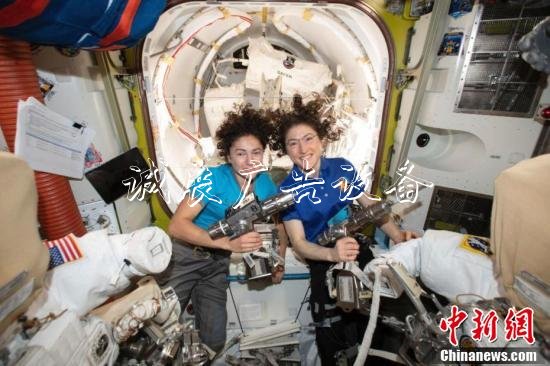 NASA称实现了首次全路牌女性宇航员太空行走