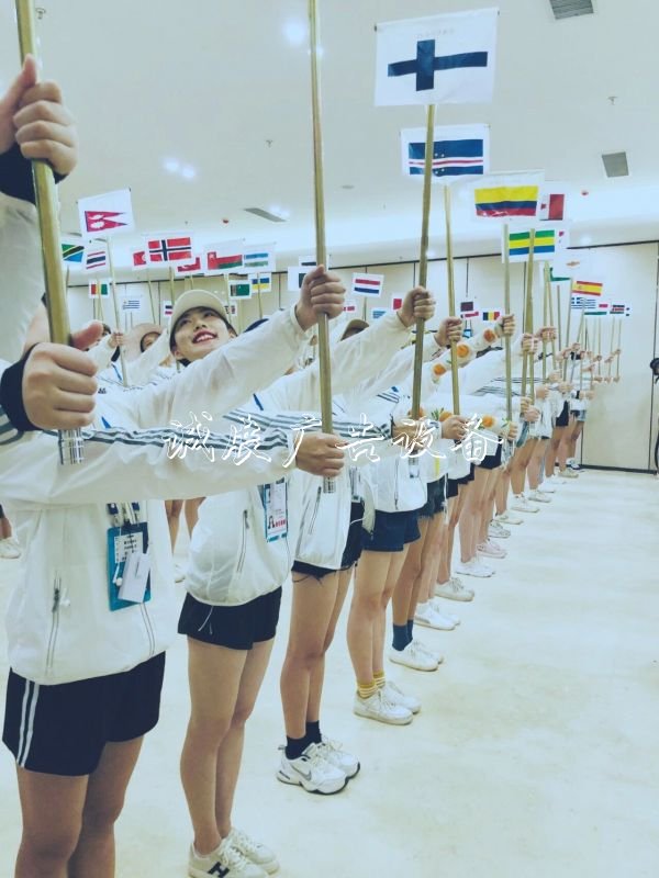 编钟裙+引导牌有20多斤分类垃圾亭重,军运会举牌姑娘是体