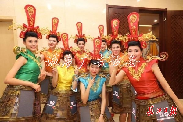 编钟裙+引导牌有20多斤分类垃圾亭重,军运会举牌姑娘是体