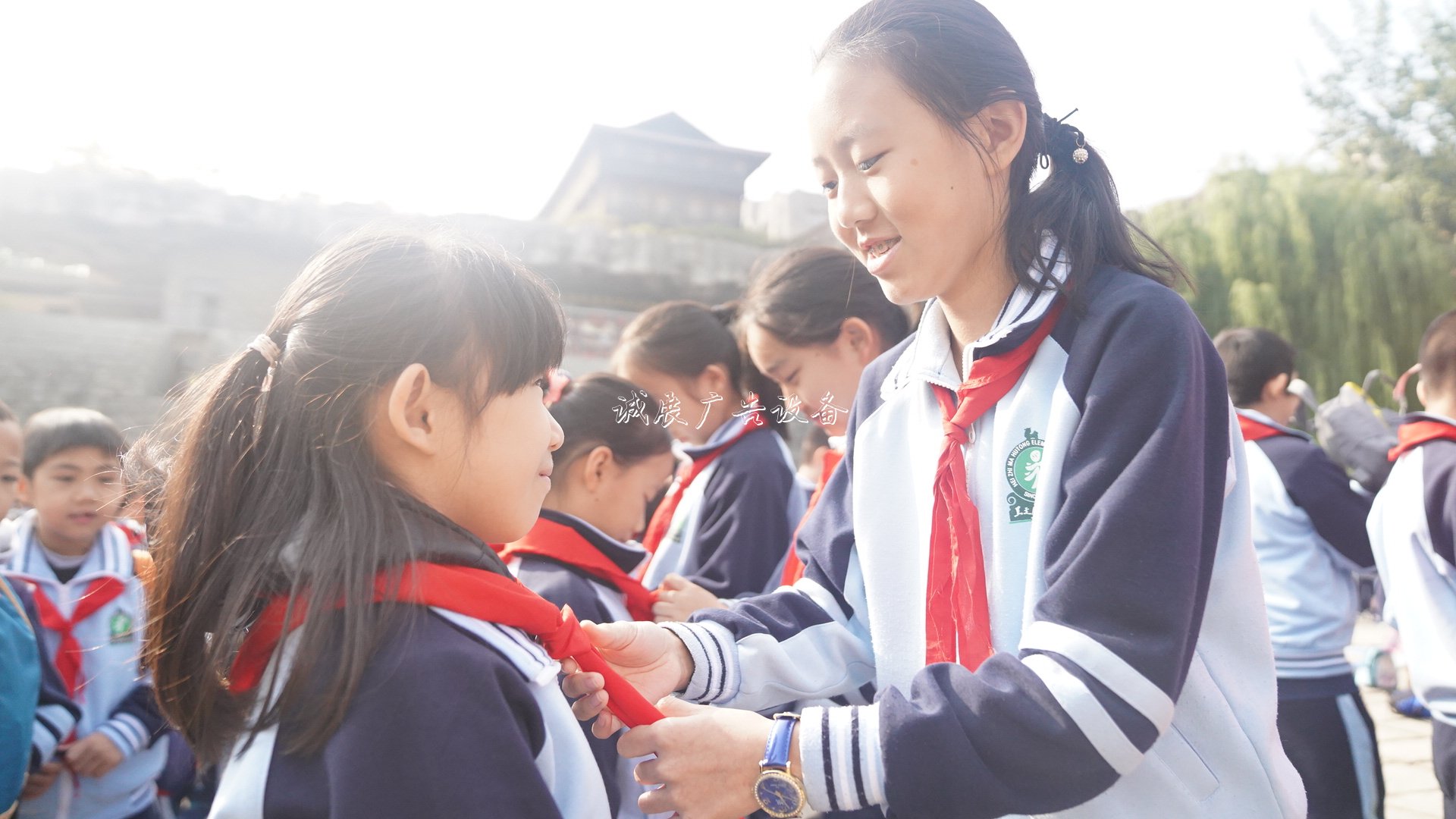 北京：黑芝麻胡同小学献不锈钢宣传栏礼中国少年先锋队建队70周年