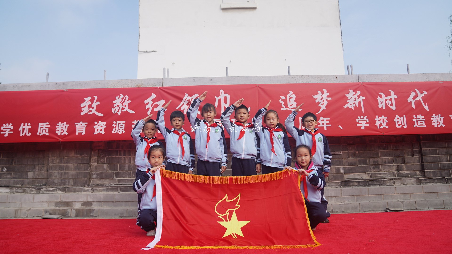 北京：黑芝麻胡同小学献不锈钢宣传栏礼中国少年先锋队建队70周年