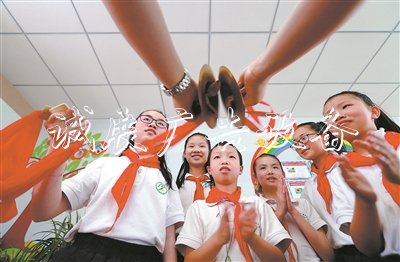 为了让无锡市广新小学随班就读学生能够自信地融入校园群体,梁溪区特教指导中心资源教师组建了融合表演小队。这是教师在指导学生排练三句半《夸夸咱资源中心》。