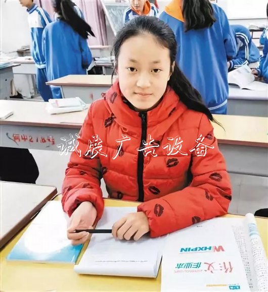 俩女孩上学途中做了件“路牌小事”，“惊动”了全校……