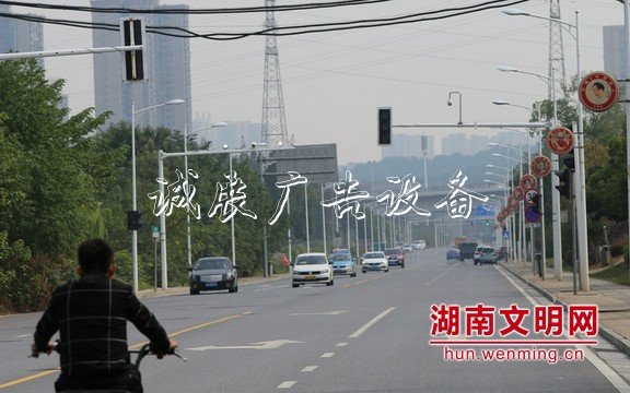 长沙开福区：“中国宣传栏好人”灯箱点亮繁华路段