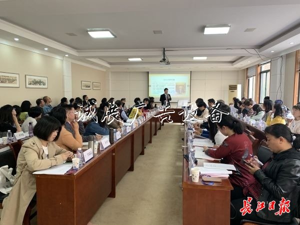 全国罕见!武汉37所大阅报栏灯箱学和中学的老师一起备思政