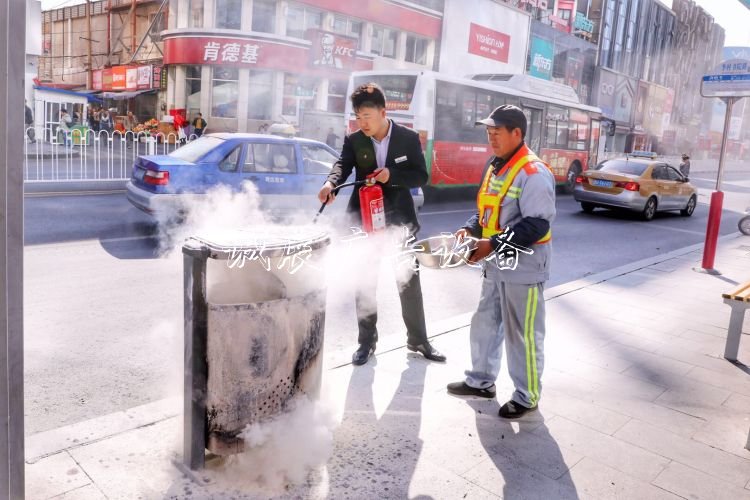 烟头又惹祸垃圾桶起火分类垃圾亭！市民环卫齐心两分钟化险