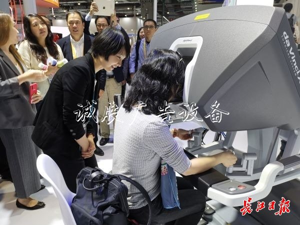 在进博会最火爆的这个宣传栏灯箱展区,跨国巨头涌向中国