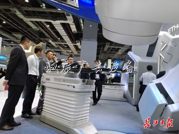 在进博会最火爆的这个宣传栏灯箱展区,跨国巨头涌向中国
