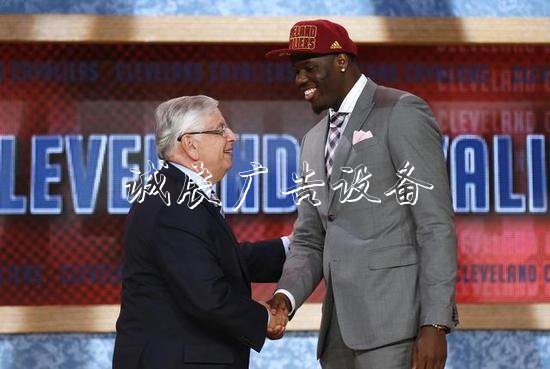 再重选1次绝不会成状指路牌元！布朗成乔丹生涯败笔