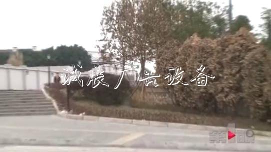 重庆这个指路牌“太调学校宣传栏皮” 轨交站台在南它指西