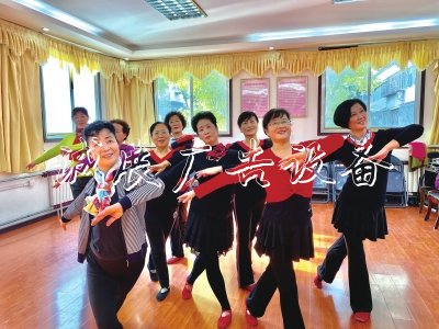 社区居民排练舞蹈