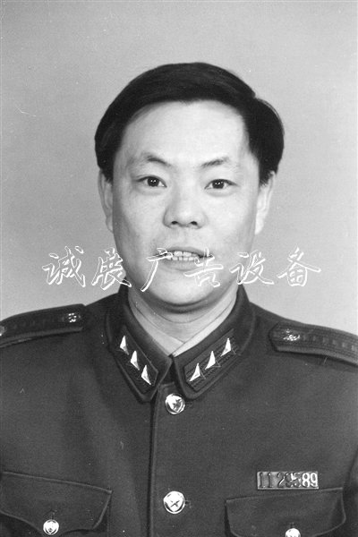 崔大庆： 中弹后社区宣传栏仍紧紧抓住歹徒的手