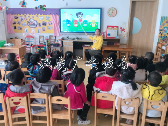 阳澄湖镇湘城中心幼儿指路牌灯箱园开展“大手拉小手，环