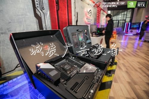 ROG DAY粉丝嘉年华 华滚动灯箱硕电竞主板新品齐亮相