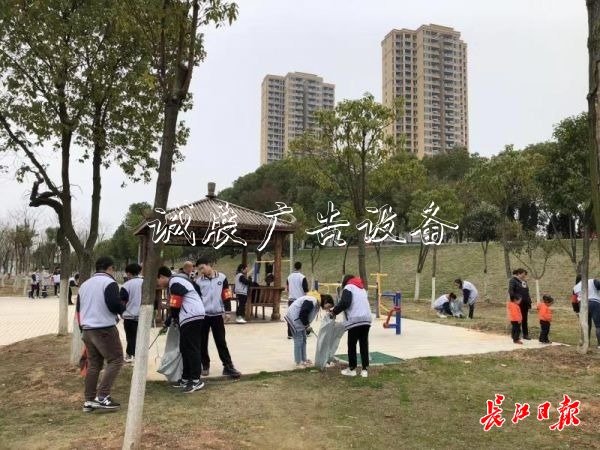 为老人梳头、剪指甲…广告垃圾箱…农村高中生这样上美育