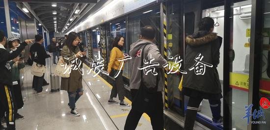 广州地铁21号线已发车社区宣传栏 居民起大早饮“头啖汤”