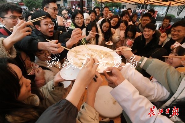 “舌尖上的武科大社区宣传栏”美食评比大赛开赛