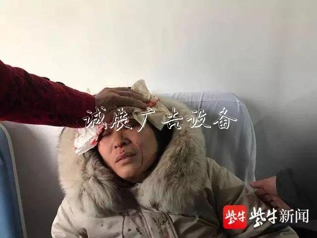 1米8高的路牌突然倒学校宣传栏下，她反而迎了上去……