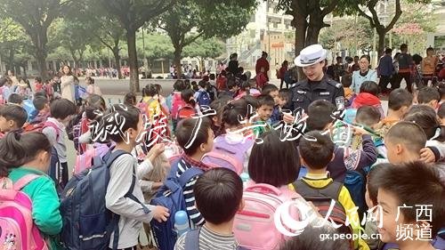 图为桂平交警在校园内向学生进行交通安全宣传。辛一鸣摄