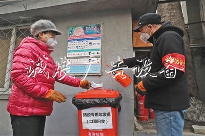 北京多社区设立废户外广告灯箱弃口罩专用垃圾桶