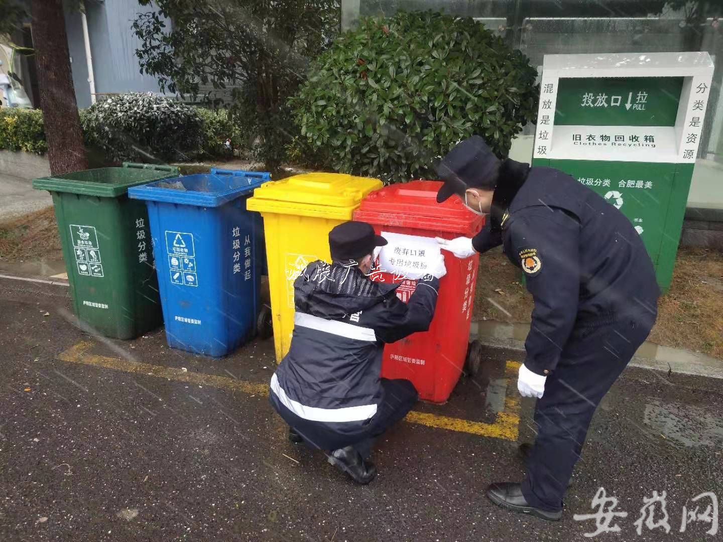 合肥亳州路街道设文化宣传栏置固定垃圾桶收集口罩