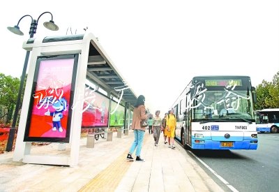 武汉街头新式公交候车阅报栏灯箱亭亮相 配有加长加宽座凳