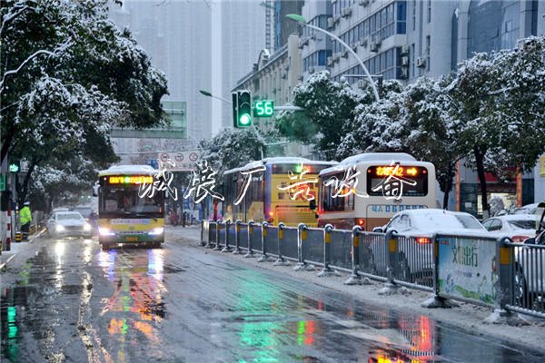 合肥:新年首場雪户外广告灯箱花降公交客運服務忙