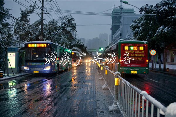 合肥:新年首場雪户外广告灯箱花降公交客運服務忙