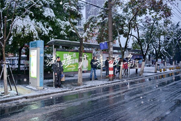 合肥:新年首場雪户外广告灯箱花降公交客運服務忙