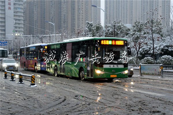 合肥:新年首場雪户外广告灯箱花降公交客運服務忙