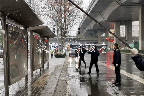 合肥:新年首場雪户外广告灯箱花降公交客運服務忙