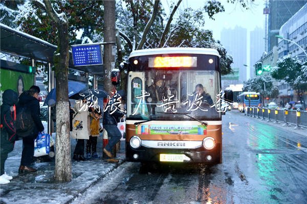合肥:新年首場雪户外广告灯箱花降公交客運服務忙