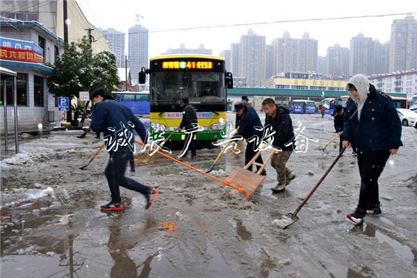 合肥:新年首場雪户外广告灯箱花降公交客運服務忙