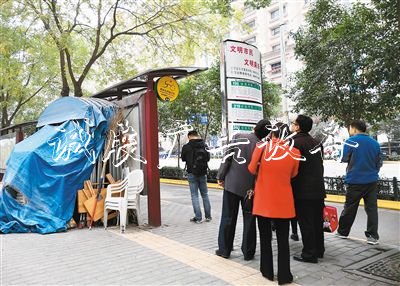 团结南路枫林华府公交路牌站候车亭堆放杂物存安全隐患