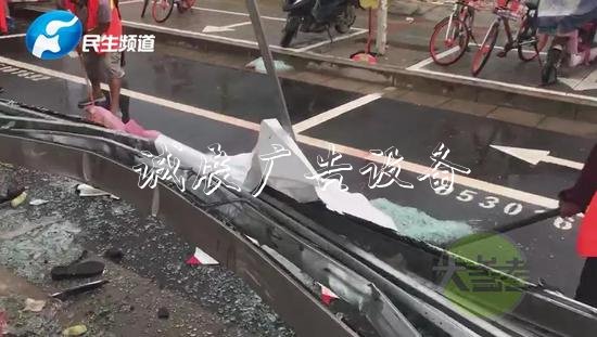 突发！郑州一轿车失学校宣传栏控撞向公交站台 致8人受伤