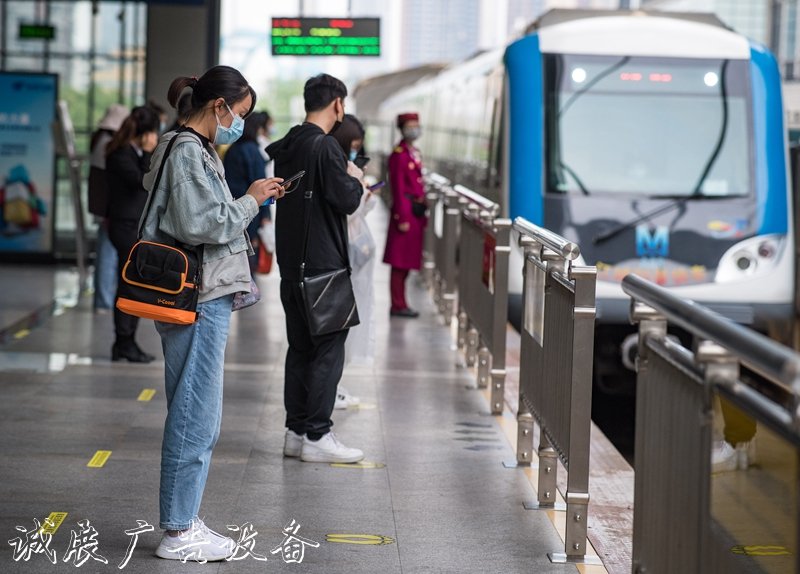 武汉市城市公交、轨路灯灯箱道交通恢复全线网运营