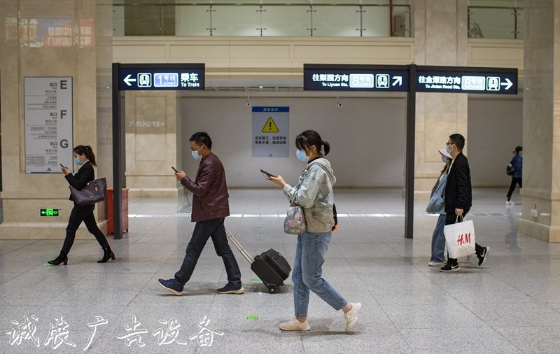 武汉市城市公交、轨路灯灯箱道交通恢复全线网运营