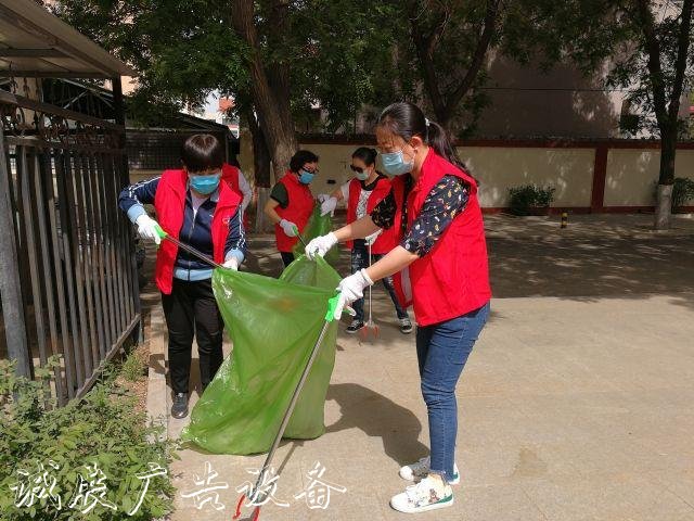 新华社区开展爱国垃圾收集亭卫生运动党员干部先行