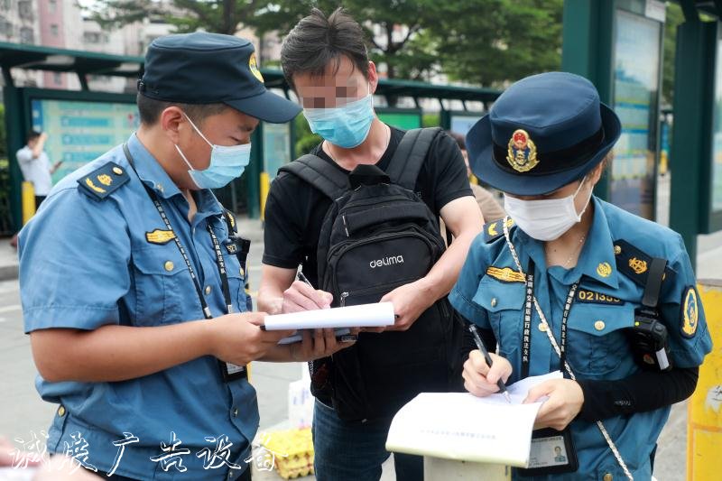 不带口罩还在公交站台社区宣传栏“吞云吐雾”！深圳首场